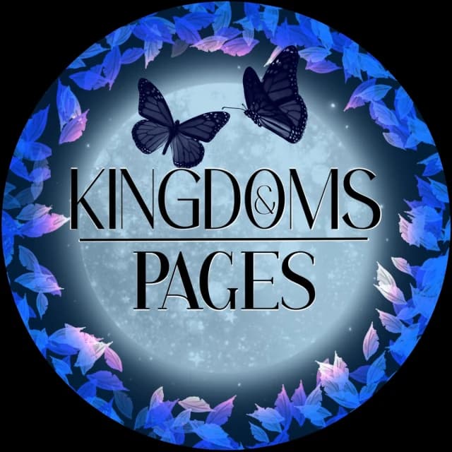 Logo de Kingdoms & Pages con luna, hojas azules y dos mariposas