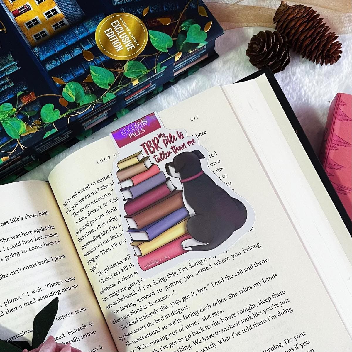 Marcapágina magnético "My TBR pile is taller than me"